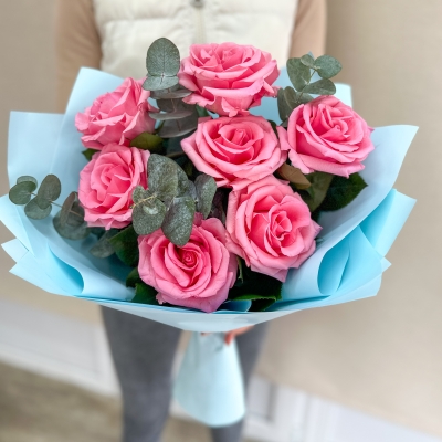 7 шикарных розовых роз Opala с эвкалиптом